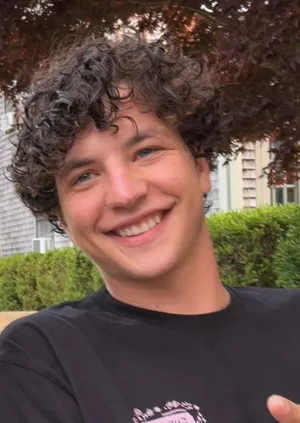 Portrait d'Erwan Blondeau, sourire aux lèvres